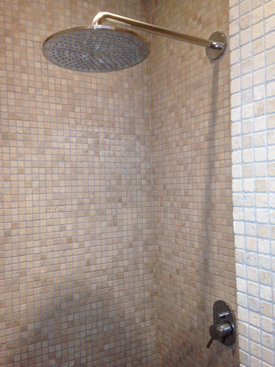 Mosaïque de travertin pour une douche - à proximité d'Aix-en-Provence